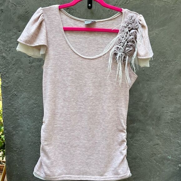 ANTHROPOLOGIE LULUMARI FLOWER FEATHER EMBELLISHED SHORT SLEEVE RUCHED TOP MEDIUM - Picture 9 of 15